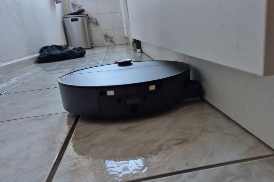 Roborock Saros 20 Flow fährt unter ein niedriges Küchenmöbelstück